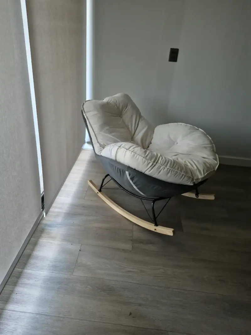 Silla mecedora acolchada beige