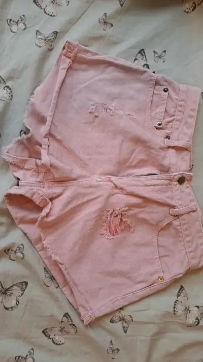 Shorts de mezclilla rosados desgastados para mujer - miniatura 1