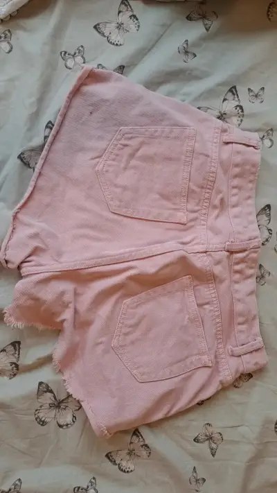 Shorts de mezclilla rosados desgastados para mujer - miniatura 2