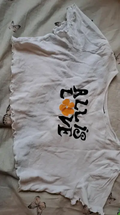 Polera blanca con diseño 'All is Love' - miniatura 1