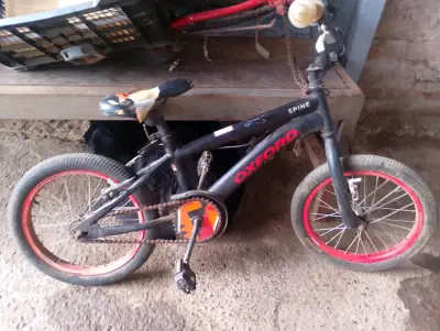 Bicicleta infantil Oxford Spine negra y roja - miniatura 1