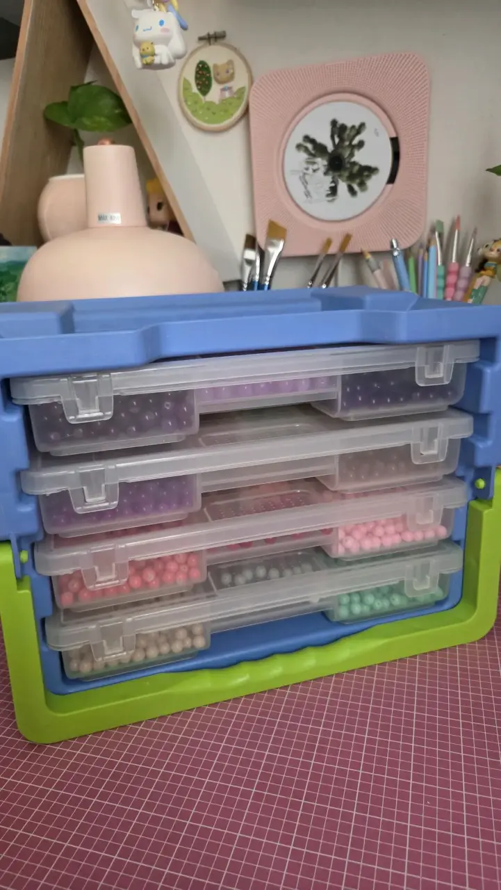 Cuentas de vidrio esmaltado y pintado con caja. - 1