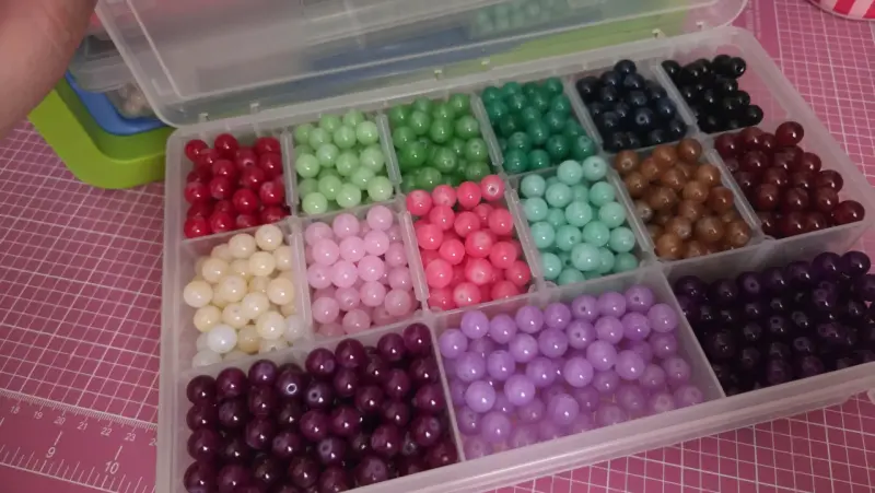 Cuentas de vidrio esmaltado y pintado con caja. - 2