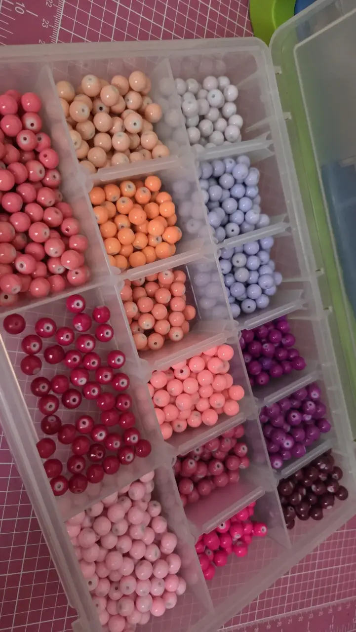Cuentas de vidrio esmaltado y pintado con caja. - 3