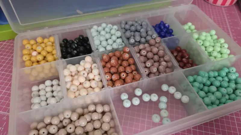 Cuentas de vidrio esmaltado y pintado con caja. - 4