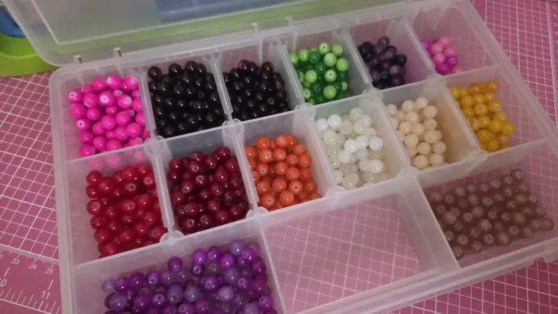 Cuentas de vidrio esmaltado y pintado con caja. - 5