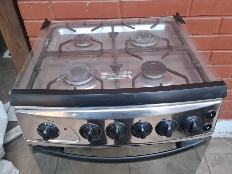 Cocina a gas de 4 quemadores con horno - 1