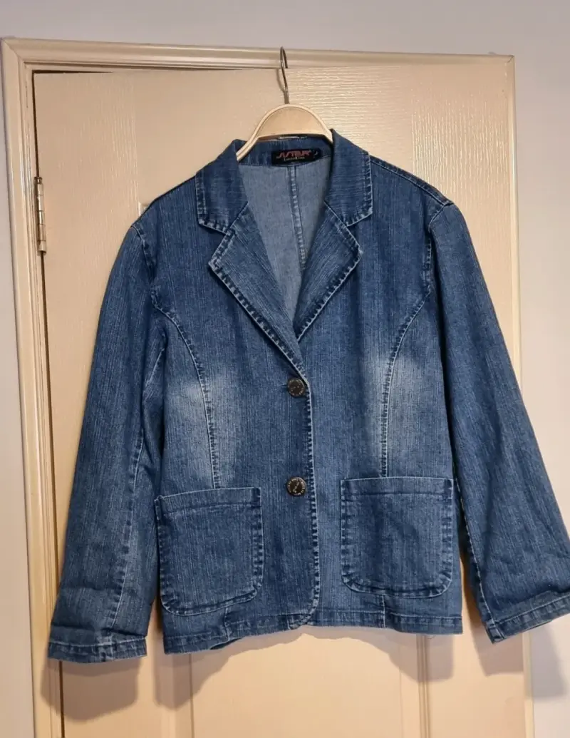Chaqueta de mezclilla azul con bolsillos