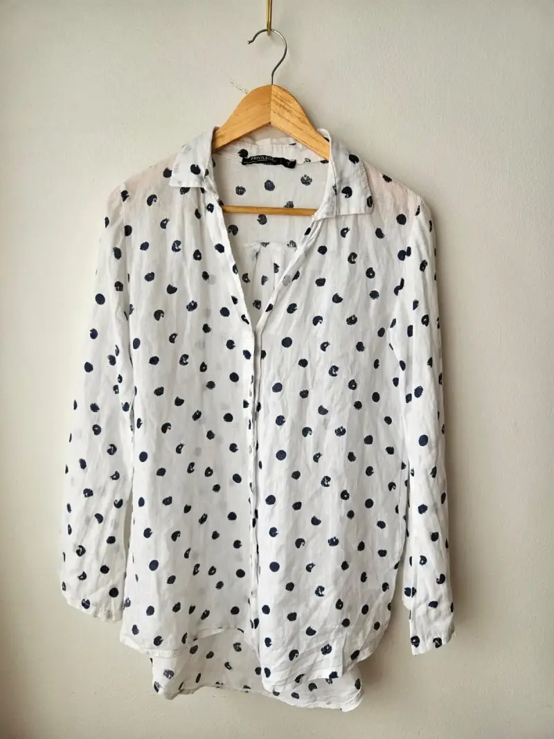 Blusa blanca con lunares azules Privilege