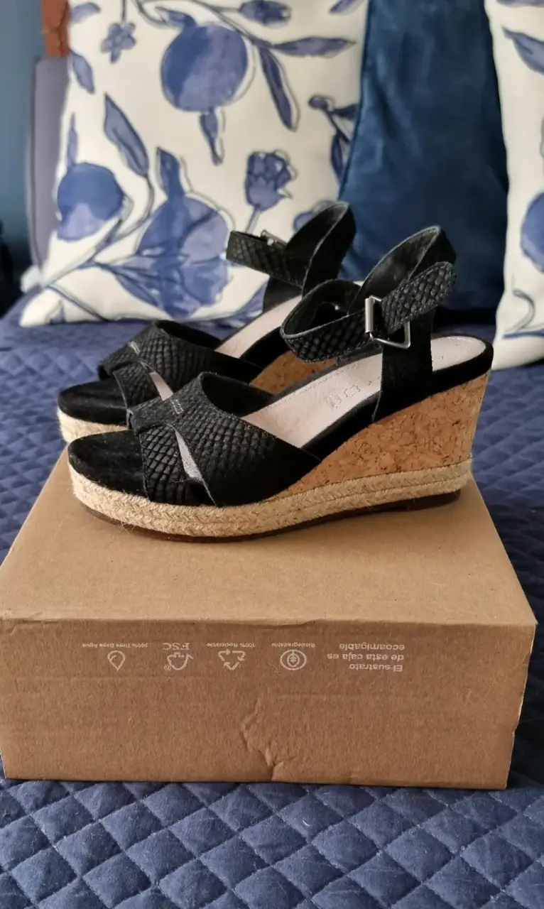 Sandalias de cuña negras con hebilla