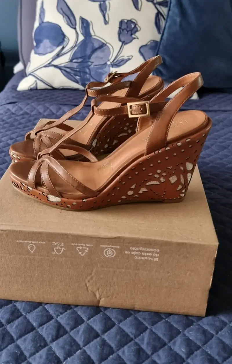 Sandalias de Cuña Marrón con Diseño Calado
