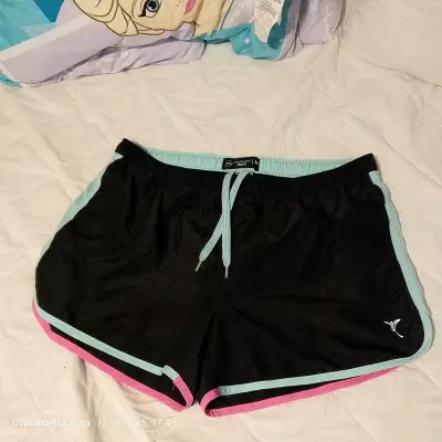 Short deportivo mujer negro con detalles celestes - miniatura 1