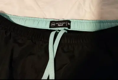 Short deportivo mujer negro con detalles celestes - miniatura 2