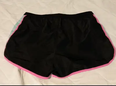 Short deportivo mujer negro con detalles celestes - miniatura 3