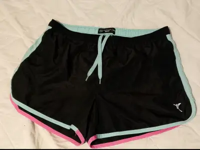 Short deportivo mujer negro con detalles celestes - miniatura 5