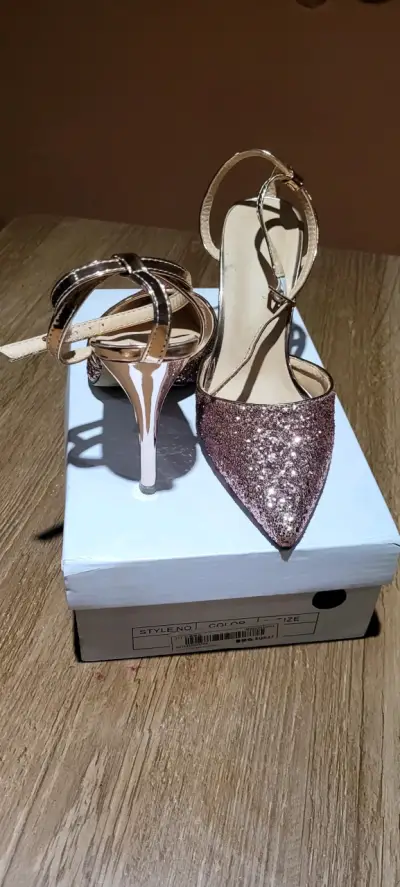 Tacones brillantes color dorado talla 37 - miniatura 1