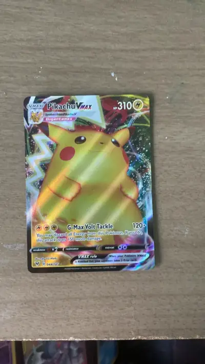 Carta Pokémon Pikachu VMAX Gigantamax - miniatura 3