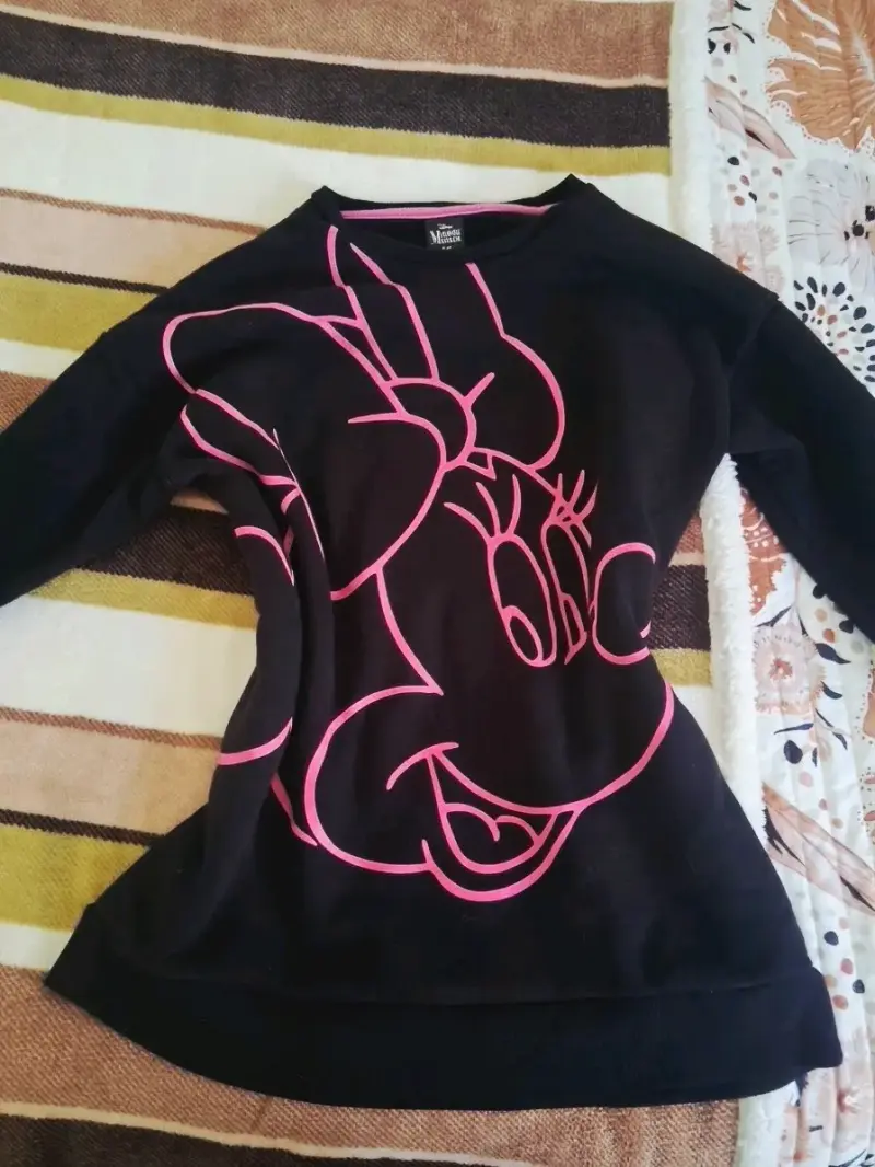 Polerón negro con diseño de Minnie Mouse
