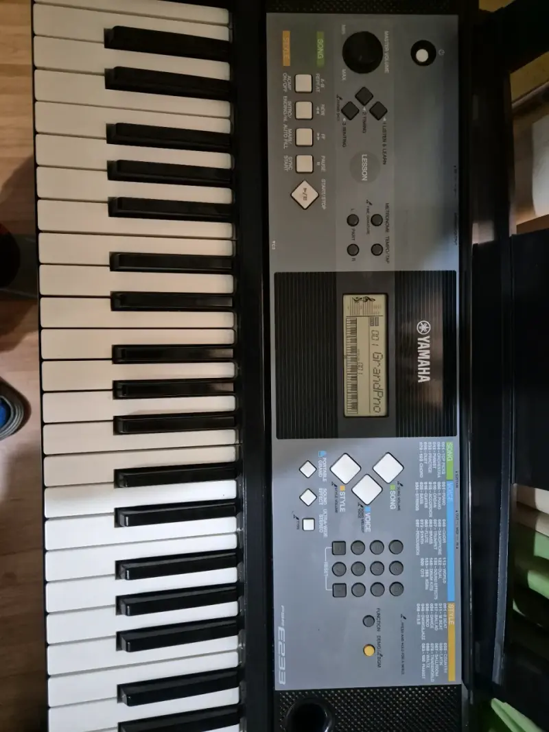 Teclado Yamaha PSR-E233 61 teclas + soporte - 2