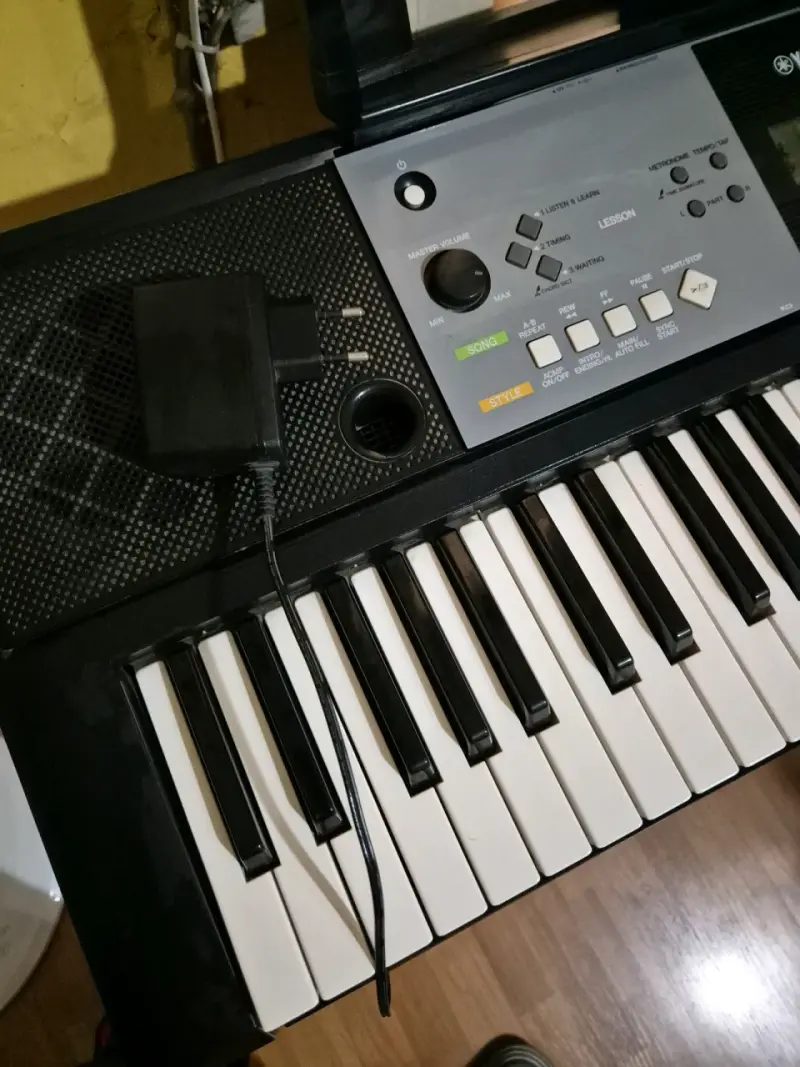 Teclado Yamaha PSR-E233 61 teclas + soporte - 3