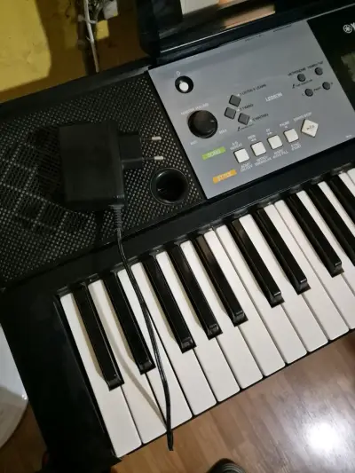 Teclado Yamaha PSR-E233 61 teclas + soporte - miniatura 3