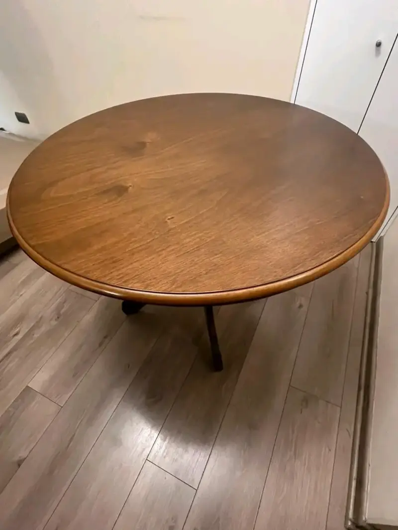 Mesa redonda de madera sin sillas clásicas - 1