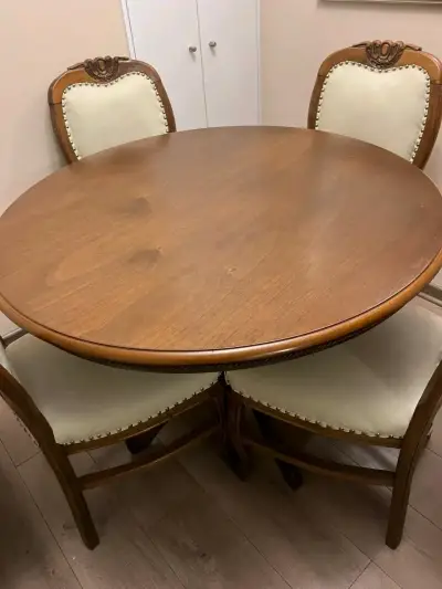 Mesa redonda de madera sin sillas clásicas - miniatura 2