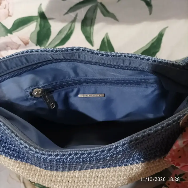 Cartera tejida a crochet The Sak azul y beige - 2