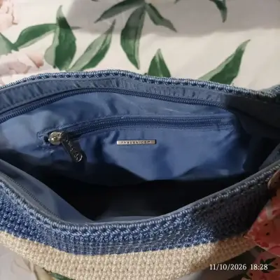 Cartera tejida a crochet The Sak azul y beige - miniatura 2
