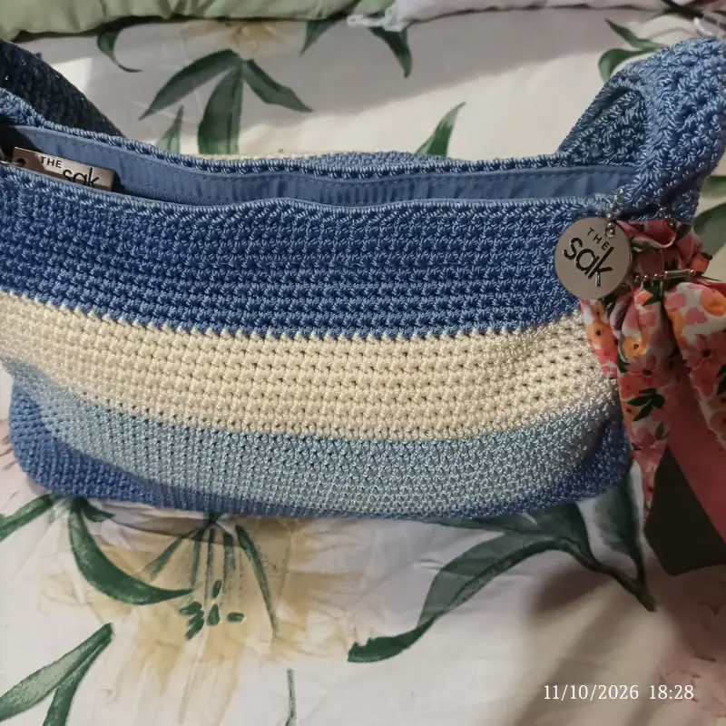 Cartera tejida a crochet The Sak azul y beige - 3