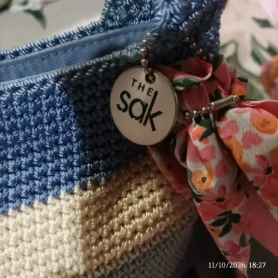 Cartera tejida a crochet The Sak azul y beige - miniatura 4