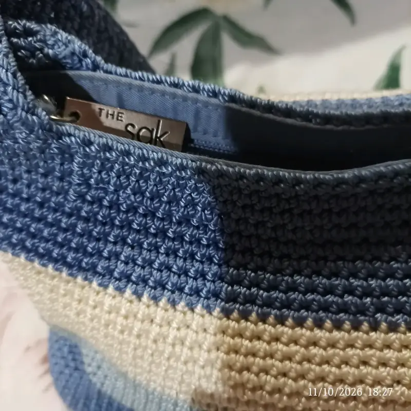 Cartera tejida a crochet The Sak azul y beige - 5