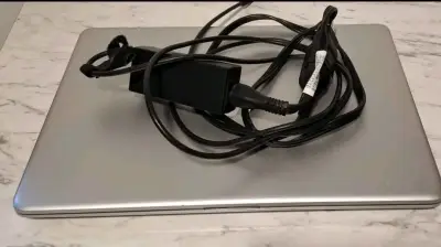Notebook HP con cargador en buen estado - miniatura 1