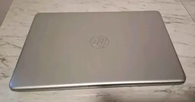 Notebook HP con cargador en buen estado - miniatura 2