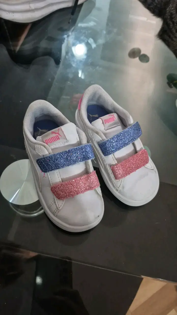 Zapatillas infantiles Puma con velcro brillantes - 1