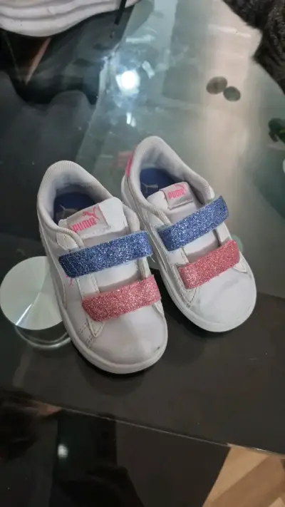 Zapatillas infantiles Puma con velcro brillantes - miniatura 1