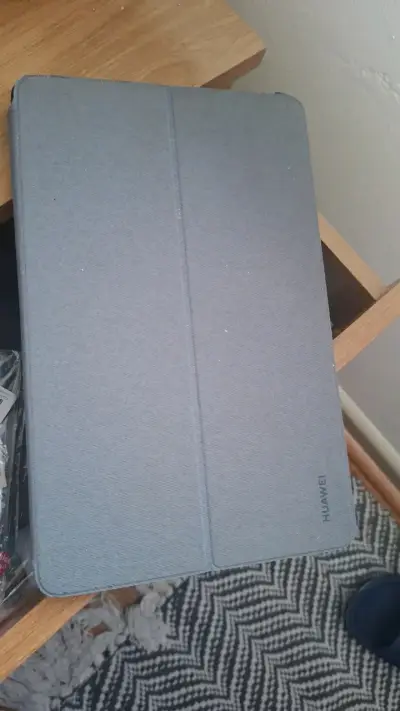 Tablet Huawei con funda protectora gris - miniatura 1