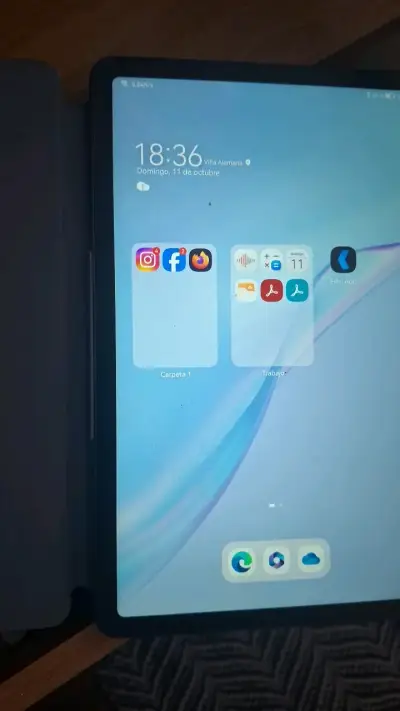 Tablet Huawei con funda protectora gris - miniatura 2