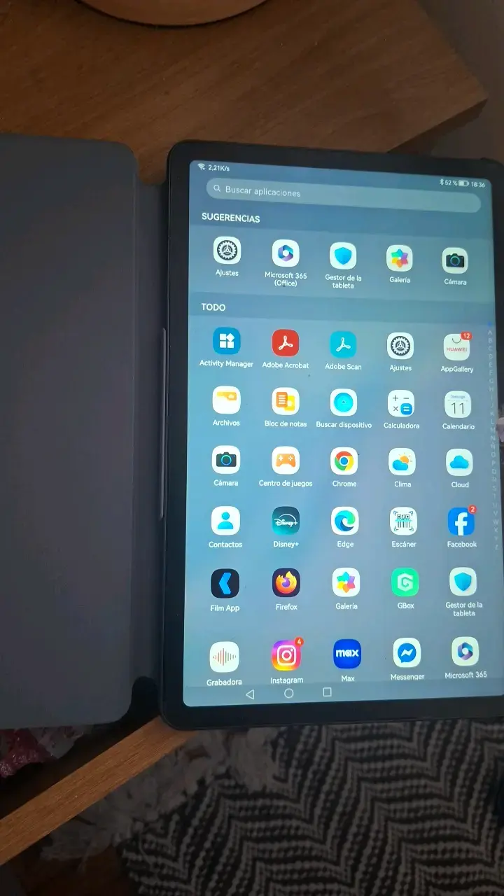 Tablet Huawei con funda protectora gris - 3