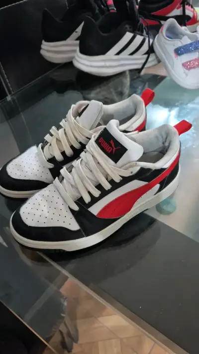 Zapatillas deportivas Puma blancas y rojas - miniatura 1