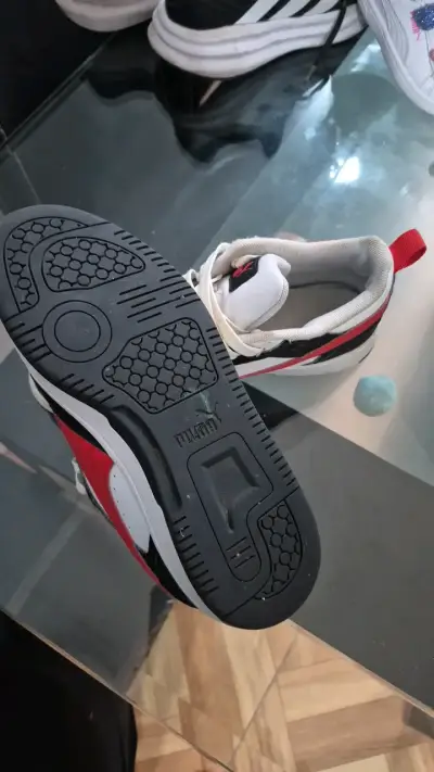Zapatillas deportivas Puma blancas y rojas - miniatura 3