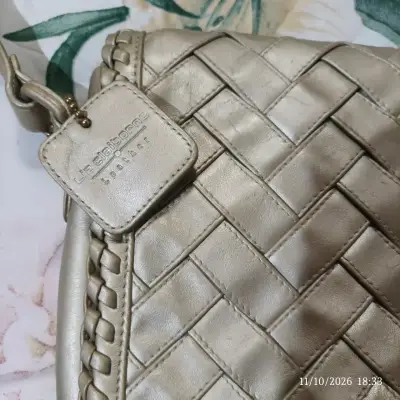 Cartera de cuero trenzada dorada Liz Claiborne - miniatura 1