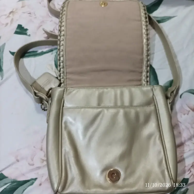 Cartera de cuero trenzada dorada Liz Claiborne - 3