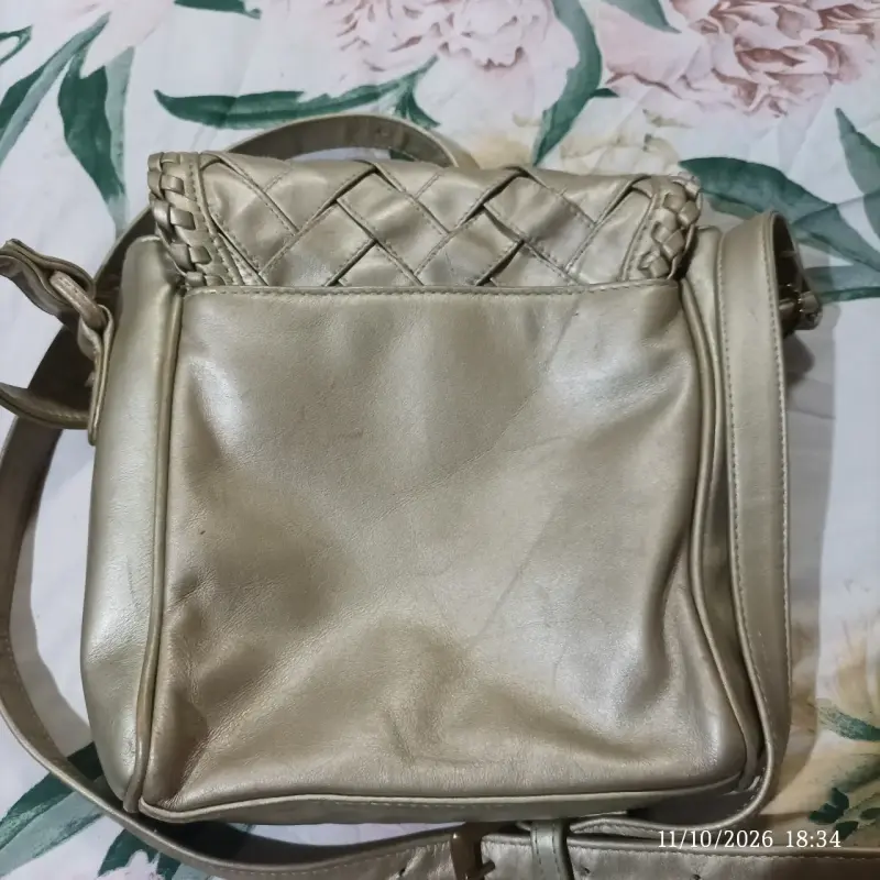 Cartera de cuero trenzada dorada Liz Claiborne - 4