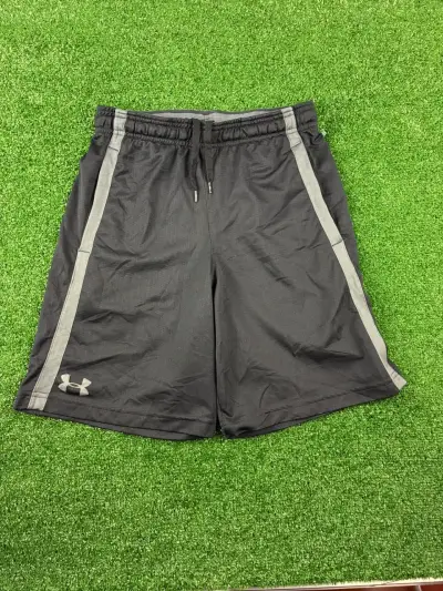 Shorts deportivos negros Under Armour para hombre - miniatura 1