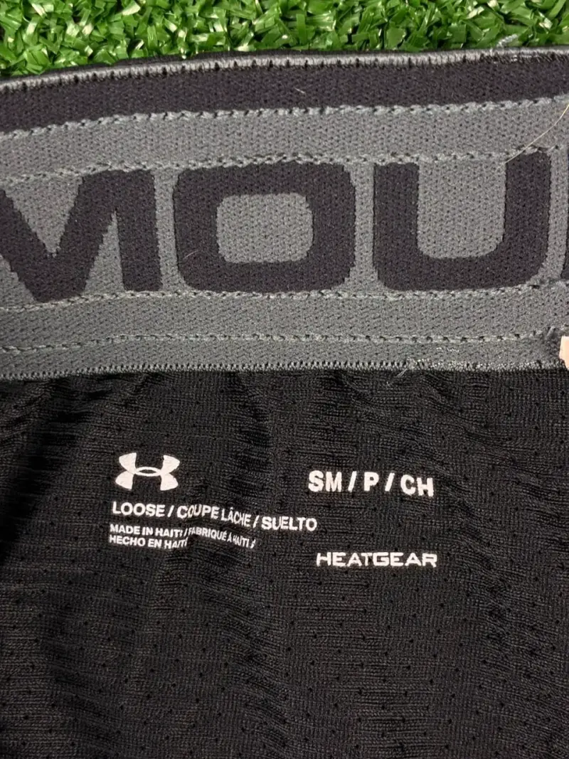Shorts deportivos negros Under Armour para hombre - 2