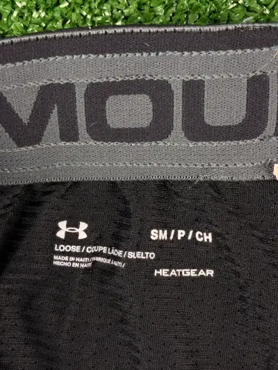 Shorts deportivos negros Under Armour para hombre - miniatura 2
