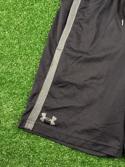Shorts deportivos negros Under Armour para hombre - miniatura 5