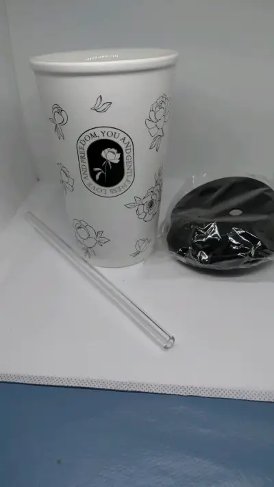 Vaso de ceramica con tapa y bombilla - miniatura 1