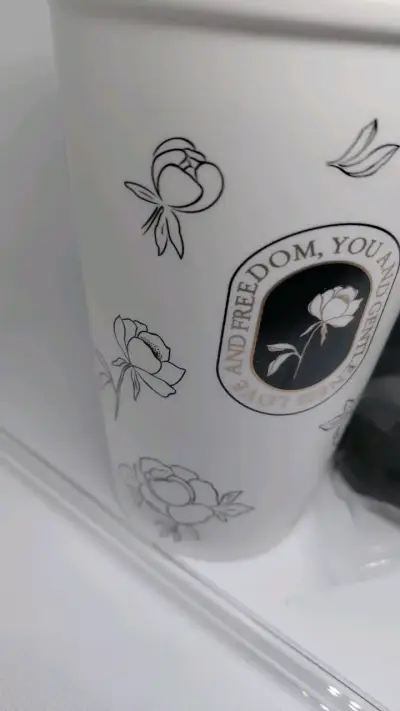 Vaso de ceramica con tapa y bombilla - miniatura 2